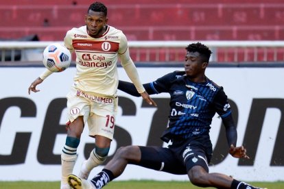 El zaguero ecuatoriano William Pacho (d) jugaría en el Borussia Monchengladbach de Alemania.