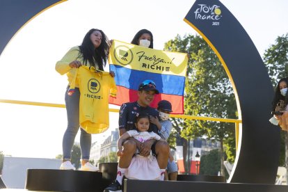 Richard Carapaz con sus hijos, su esposa Tania Rosero, y su hermana Cristina, en el podio del Tour de Francia.