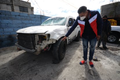 El perjudicado muestra los daños en toda la carrocería. Los gastos ascenderían a los 10 mil dólares.