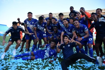 Toda la alegría de Emelec al ganar la primera etapa.