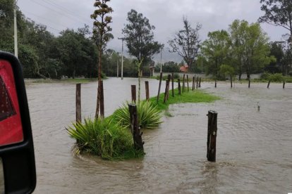 En Gualaceo se desbordó el río San Francisco, en Cuenca existe peligro que los ríos que cruzan la urbe, se salgan de su cauce.