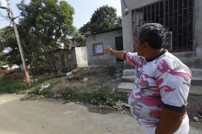 El lugareño Rody Tumbaco mostró el sitio en el que su vecina habitaba desde hace más de 20 años.
