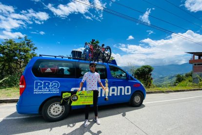 Jorge Luis Montenegro con los premios que recibió al ganar la competencia ciclística desarrollada en Guayaquil.