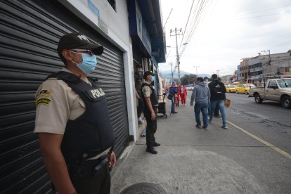 Los pillos rompieron una de las cámaras para que no grabara mientras ellos entraban a una óptica.