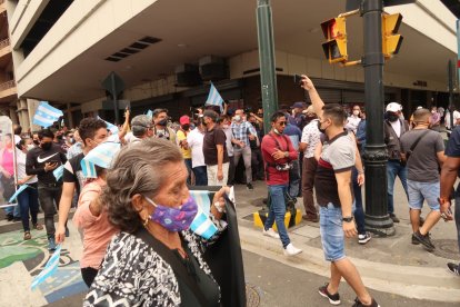 Los comerciantes avanzaron de la bahía al Municipio para exigir a la autoridad respeto al trabajo.