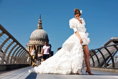 El singular vestido es probado por una modelo para una sesión de fotos