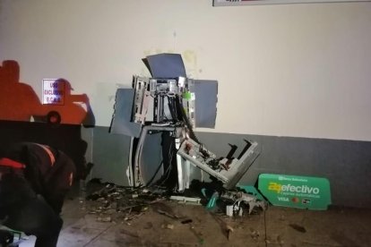 La estructura posterior del cajero quedó en el sitio del suceso.