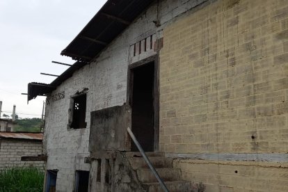 La policía indaga sobre el ataque sexual que sufrió la menor dentro de esta casa abandonada.