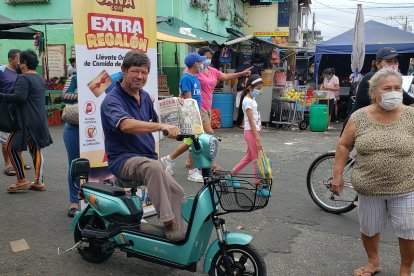 Walter Lasso en la 18 y Ayacucho en Guayaquil, subido la bicimoto.