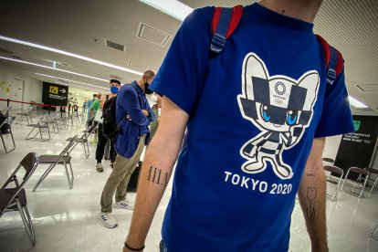 Personas esperan para realizar los tramites de ingreso a Tokio con motivo de los Juegos Olímpicos, en el Aeropuerto Internacional de Narita en Tokio (Japón).