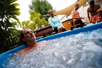 Los baños con hielo buscan aliviar el intenso calor