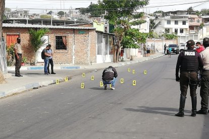 La policía acudió al sitio del delito para indagar el asesinato.