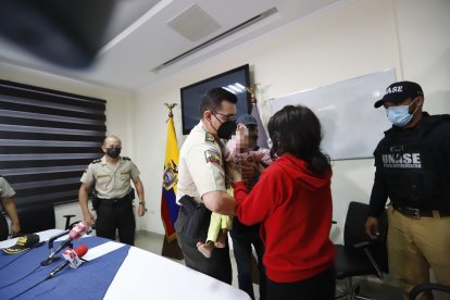 El comandante zonal de la Policía, general Fausto Buenaño, entregó la niña a sus padres.