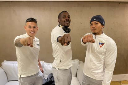 Jordy Alcívar (i) publicó una foto con Ánderson Ordóñez (e) 
y José Quintero (d).