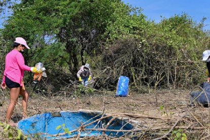 Participantes de la minga de limpieza en plena faena.