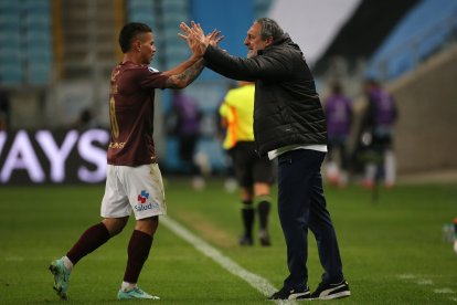 Jordy Alcívar (i) marcó los dos goles y fue el héroe de la clasificación de los albos dirigidos por Pablo Marini.