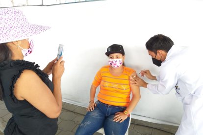 Muchas personas optan por pedirle a algún allegado que grabe su proceso de vacunación para asegurarse de la aplicación de la dosis.