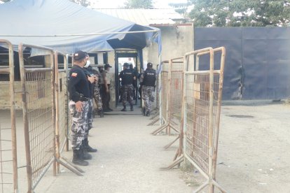 La Policía custodia el recinto con ayuda de barreras.