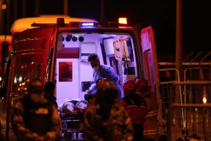 Los heridos son atendidos en las ambulancias que están ubicadas afuera de la prisión.