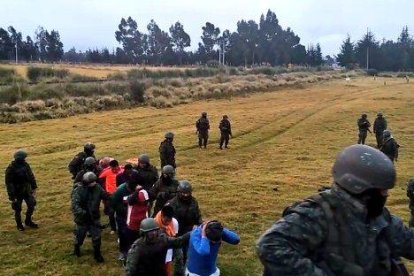 Los recapturados son embarcados en buses para volver al centro.