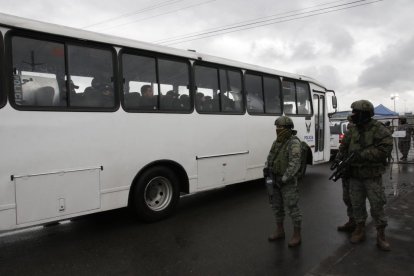UN riguroso control se realiza en los exteriores de la cárcel de Cotopaxi, donde el 21 de julio hubo una nueva masacre entre presos.