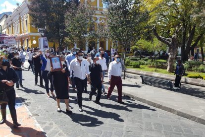 La marcha recorrió las calles principales hasta llegar a la Fiscalía de la ciudad.