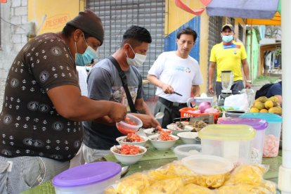 Todos los participantes se alistan para preparar variados ceviches.