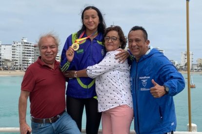 Ariana González (c) se consagró en el Campeonato Nacional Junior Interclubes de Aguas Abiertas.