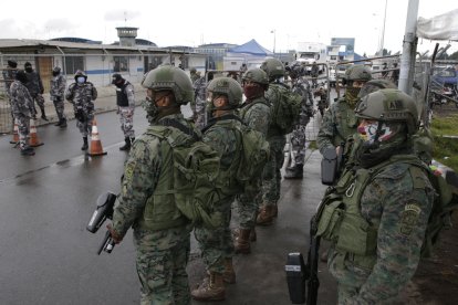El Centro de Rehabilitación Social de Cotopaxi estuvo resguardado la mañana de ayer por militares y policías.