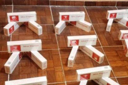 Las cajas de cigarrillo de dudoso origen, que fueron decomisadas.
