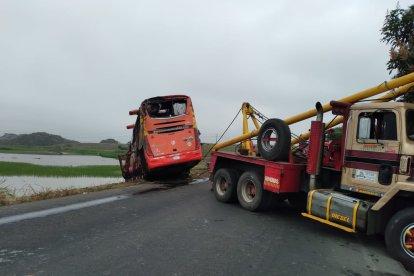 El autobús fue retirado del sito del accidente.