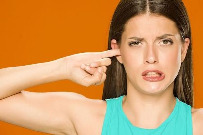 Un par de gotitas de glicerina a la semana pueden ayudar a limpiar los oídos.