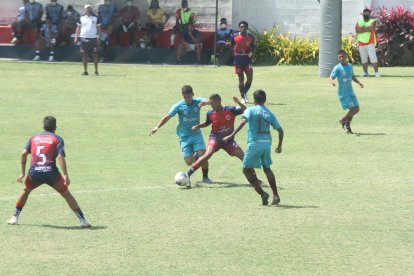 Banife (rojo) igualó sin goles ante Giancarlos Ramos, en el torneo de Segunda Categoría del Guayas.