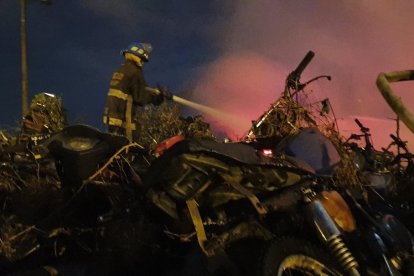 Bomberos intentaban apagar las llamas que consumieron una pila de motos