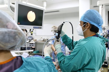 Según el doctor Zambrano, el 80% de pacientes con COVID-19 positivo se recupera bien a los 3 meses. El 20% podría demorar de 6 a 8 meses.