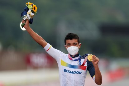 Richie recibió la presea dorada luego de consagrarse vencedor de la prueba de ciclismo de ruta en los Juegos Olímpicos Tokio 2020.