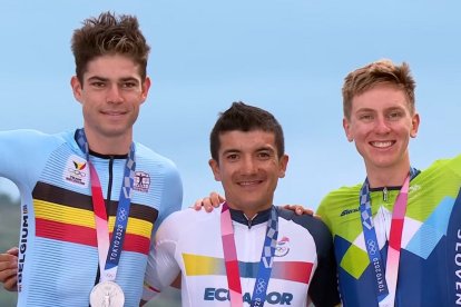 Richard Carapaz (c) junto a Wout Van Aert y Tadej Pogacar.