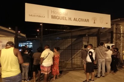 A más de los muertos, otras cinco personas resultaron heridas y fueron llevadas al hospital.