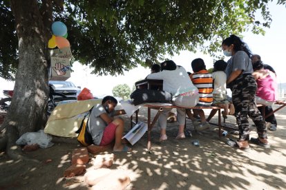 Los niños continúan recibiendo las clases bajo la sombra de un árbol.