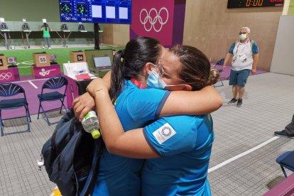 Diana Durango y Marina Pérez se abrazan tras ser eliminadas en tiro olímpico.
