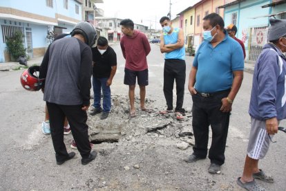 Con maquinaria pesada y una veintena de obreros se destapó la alcantarilla.