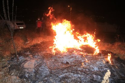 Luego de las pericias, el colchón donde quedó el cuerpo de la víctima fue quemado  por los propietarios del inmueble.