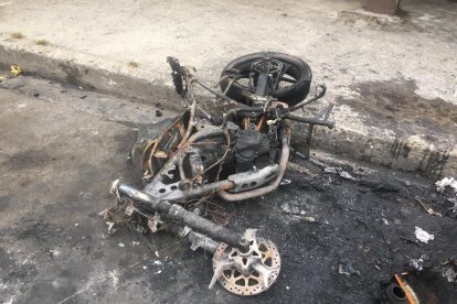 La moto quedó calcinada por las llamas.