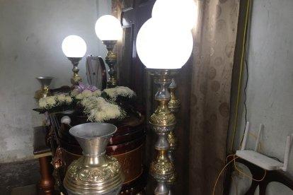 Los restos de uno de los fallecidos son velados.