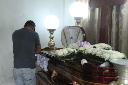 Los restos de Richard Guillermo Salvador Cruz son velados en la casa de un tío, a una cuadra de su domicilio.