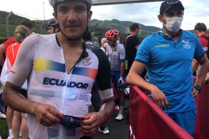 Manuel Bravo (d) junto a Richard Carapaz en la meta tras la conquista de la histórica medalla de oro en los Juegos Olímpicos.