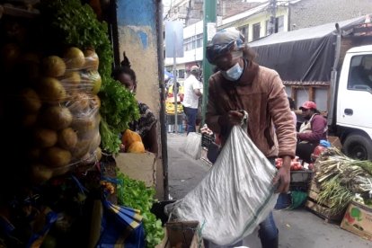 Lucy Jaramillo obtiene recursos de la venta de frutas y verduras en el mercado Amazonas, en la ciudad de Ibarra.