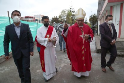Después de la misa, monseñor Giovani Pazmiño roció agua bendita a las calles de la ciudad.