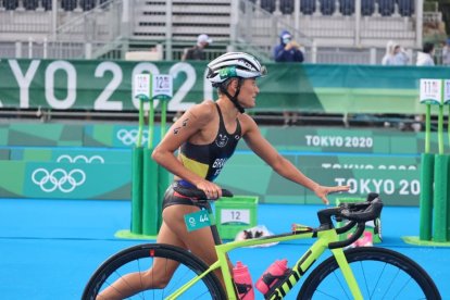 Elizabeth luego de sufrir una caída en la competencia de ciclismo.