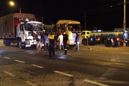 Una presunta falla mecánica habría ocasionado el percance. Dos personas están hospitalizadas y otro fue puestos a órdenes de las autoridades.